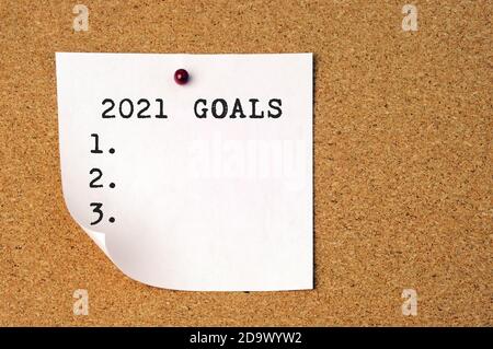 2021 goals list on paper note stick on cork board Stock Photo