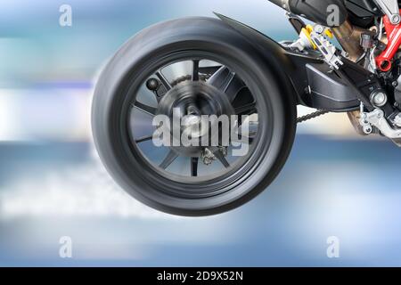 Test the rotation of the wheel and the burning of a motorcycle tire