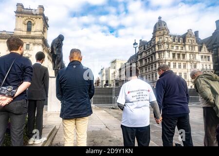 London, UK. Sunday, November 8th, 2020. Due to covid restrictions, the Remembrance Sunday ceremony at the Cenotaph in central London was held behind barriers to discourage people from congregating. Photo: Roger Garfield/Alamy Live News Stock Photo