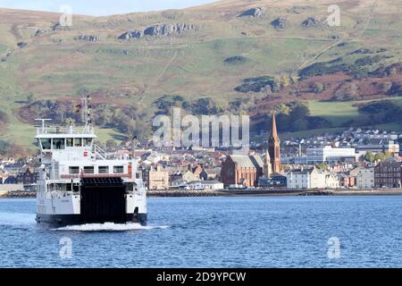 Largs, Ayrshire, Scotland, UK . Caledonian MAcBrayne Car ferry  Loch Shira travels from Largs to Cumbrae slip Stock Photo