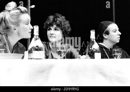 l-r: Lindsay Duncan (Lady Nijo), Gwen Taylor (Marlene), Selina Cadell (Pope Joan) in TOP GIRLS by Caryl Churchill at the Royal Court Theatre, London  SW1  01/09/1982   set design: Peter Hartwell  costumes: Pam Tait  lighting: Robin Myerscough-Walker  director: Max Stafford-Clark Stock Photo