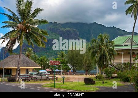 Cook's bay and Paopao valley in Moorea, French Polynesia, Society Islands, South Pacific. Cook's Bay. Stock Photo