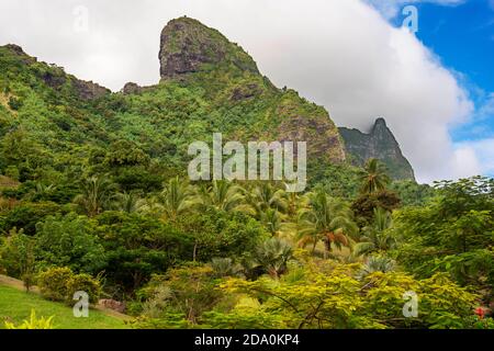 Cook's bay and Paopao valley in Moorea, French Polynesia, Society Islands, South Pacific. Cook's Bay. Stock Photo