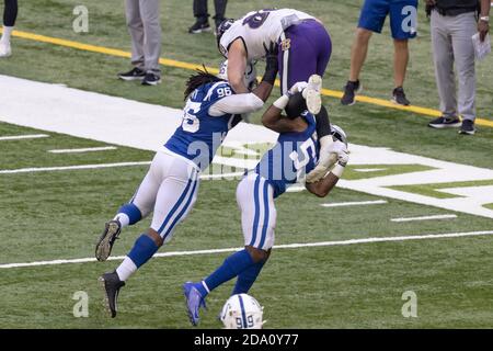 Baltimore Ravens quarterback Lamar Jackson (8) looks to pass against the  New York Giants during an NFL football game Sunday, Oct. 16, 2022, in East  Rutherford, N.J. (AP Photo/Adam Hunger Stock Photo - Alamy