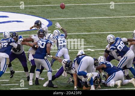 Indianapolis, Indiana, USA. 8th Nov, 2020. Indianapolis Colts outside linebacker Darius Leonard (53) tries to block a field goal attempt during the game between the Baltimore Ravens and the Indianapolis Colts at Lucas Oil Stadium, Indianapolis, Indiana. Credit: Scott Stuart/ZUMA Wire/Alamy Live News Stock Photo