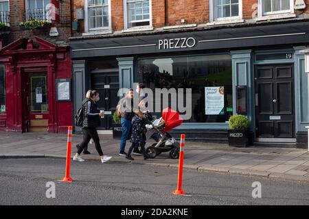 Windsor, Berkshire, UK. 7th November, 2020. The Prezzo Restaurant in Windsor is temporarily closed during lockdown. Windsor was much busier today on the third day of the new Covid-19 Coronavirus lockdown. A lot more shops and cafes were open than during the first lockdown. Credit: Maureen McLean/Alamy Stock Photo