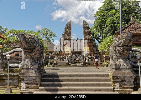 Pejeng, Bali, Indonesia. 24th May, 2019. Entrance to the Pura Penataran Sasih Hindu temple in the village of Pejeng, Bali. Stock Photo