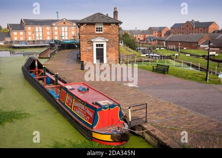 UK, England, Cheshire, Ellesmere Port, National Waterways Museum, barge moored in Pump House basin near Toll House above locks Stock Photo