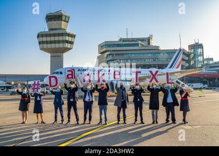 11/08/2020, Berlin, the last aircraft, an Airbus Airbus A320-214 from Air France, leaves Berlin-Tegel 'Otto Lilienthal' airport with flight AF1235 (IATA code: TXL, ICAO code: EDDT). The aircraft is said goodbye on the apron before it takes off for Paris. Crew members of the last flight including the pilots, Berlin's governing mayor Michael Muller, airport manager Engelbert Lutke Daldrup, the French ambassador Anne-Marie Descôtes hold up the motto of the day in front of the aircraft: '#Thank you TXL'. In sunny autumn weather, a macaw walks to the end at Tegel Airport. | usage worldwide Stock Photo