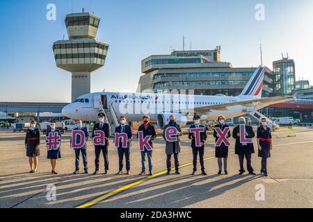 11/08/2020, Berlin, the last aircraft, an Airbus Airbus A320-214 from Air France, leaves Berlin-Tegel 'Otto Lilienthal' airport with flight AF1235 (IATA code: TXL, ICAO code: EDDT). The aircraft is said goodbye on the apron before it takes off for Paris. Crew members of the last flight including the pilots, Berlin's governing mayor Michael Muller, airport manager Engelbert Lutke Daldrup, the French ambassador Anne-Marie Descôtes hold up the motto of the day in front of the aircraft: '#Thank you TXL'. In sunny autumn weather, a macaw walks to the end at Tegel Airport. | usage worldwide Stock Photo