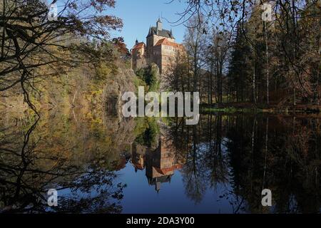 Kriebstein, Germany. 08th Nov, 2020. View of Kriebstein Castle, built in the 14th century from 1384 in the municipality of the same name in Kriebstein on the river Zschopau in Saxony. Credit: Peter Endig/dpa-Zentralbild/ZB/dpa/Alamy Live News Stock Photo