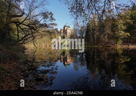 Kriebstein, Germany. 08th Nov, 2020. View of Kriebstein Castle, built in the 14th century from 1384 in the municipality of the same name in Kriebstein on the river Zschopau in Saxony. Credit: Peter Endig/dpa-Zentralbild/ZB/dpa/Alamy Live News Stock Photo