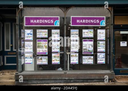 Windsor, UK. 9th November, 2020. A branch of estate agent Hardings is pictured during the second coronavirus lockdown. The Housing Secretary Robert Jenrick has advised that the property market may continue to operate provided that safety guidance intended to prevent the spread of COVID-19 is followed. Credit: Mark Kerrison/Alamy Live News Stock Photo