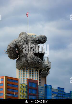 Surreal Rear view of replica of King Kong climbing a building while holding a bi-lane at tourist atttaction in Gatlinburg, TN Stock Photo