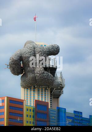 Surreal Rear view of replica of King Kong climbing a building while holding a bi-lane at tourist atttaction in Gatlinburg, TN Stock Photo