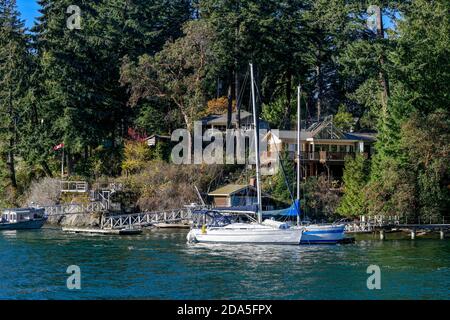 Cottages and boats, Snug Cove, Bowen Island, British Columbia, Canada Stock Photo