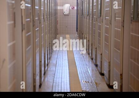 05 November 2020, Berlin: Locker room at the Lankwitz public swimming pool. The swimming pools are closed for November due to the lockdown. Photo: Britta Pedersen/dpa-Zentralbild/dpa Stock Photo