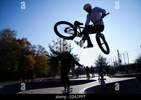 Berlin, Germany. 07th Nov, 2020. A young man jumps into the air with his bike. On the skate facility in the park in the Gleisdreieck some recreational athletes practice. Credit: Annette Riedl/dpa-Zentralbild/ZB/dpa/Alamy Live News Stock Photo