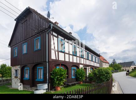 Leutersdorf (Oberlausitz): typical Umgebindehaus (Upper Lusatian house) in Spitzkunnersdorf, Oberlausitz, Upper Lusatia, Sachsen, Saxony, Germany Stock Photo