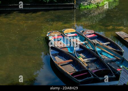Oxford, UK 23/06/20: Punting boats by Magdalen Bridge Boathouse on river Cherwell in Oxford, many boats docked together in rows. Bright and colorfull Stock Photo