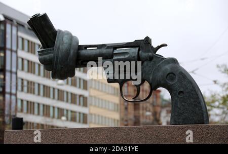 The Knotted Gun sculpture by Carl Fredrik Reutersward in Gothenburg Stock Photo