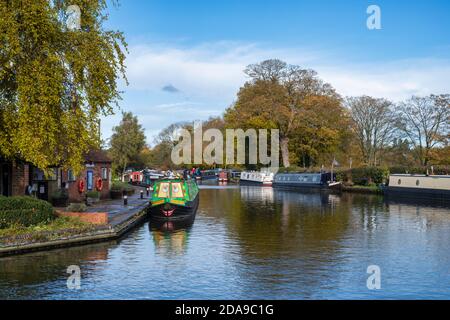 Canal boats on the oxford canal in the early morning autumn sunlight. Thrupp, Oxfordshire, England Stock Photo
