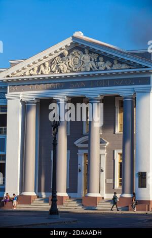 Cuba, Cienfuegos, Parque Martí, Colegio San Lorenzo Stock Photo