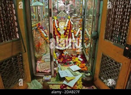 Beawar, Rajasthan, India, Nov. 11, 2020: Several families offers first wedding invitation card to Hindu lord Ganesha (Elephant-Headed Deity) with Goddess Riddhi Siddhi at Ganapati temple ahead Diwali festival in Beawar. Weddings will begin 25th November on Dev Uthani Ekadashi in Hindu religion. According to belief, Hindu families offer first invitation of marriage to Deity Ganesha. Credit: Sumit Saraswat/Alamy Live News Stock Photo