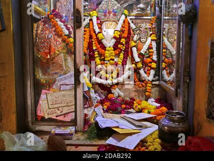 Beawar, Rajasthan, India, Nov. 11, 2020: Several families offers first wedding invitation card to Hindu God Ganesha (Elephant-Headed Deity) with Goddess Riddhi Siddhi at Ganapati temple ahead Diwali lights festival in Beawar. Weddings will begin 25th November on Dev Uthani Ekadashi in Hindu religion. According to belief, Hindu families offer first invitation of marriage to Deity Ganesha. Credit: Sumit Saraswat/Alamy Live News Stock Photo