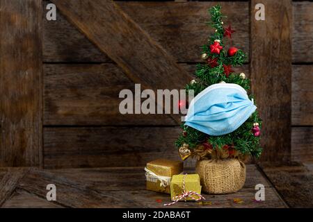 Kleiner Weihnachtsbaum mit Munschutz, Quarantäne, Pandemie Konzept Stock Photo