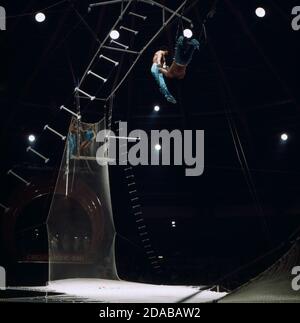 The Flying Attilio Jarz mit ihrer fliegenden Trapeznummer im Zirkus Krone, 1976. The Flying Attilio Jarz performing their flying trapeze act at Zirkus Krone, 1976. Stock Photo