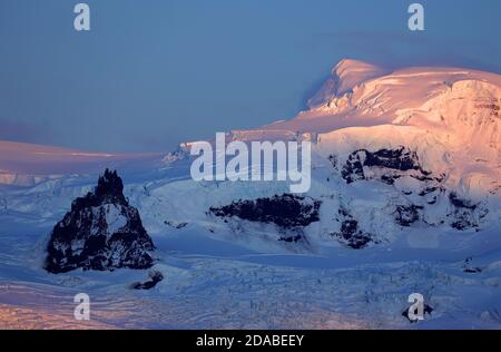 Hvannadalshnukur Peak (2110m), highest mountain in Iceland, Europe Stock Photo