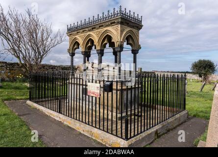 The Monument to Grace Darling, in the churchyard of St Aidan's Church, Bamburgh, Northumberland. In 1838, Darling became a national heroine when she a Stock Photo