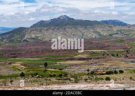 The Maragua syncline in the agricultural landscape in the Maragua region, Departemento Sucre, Cordillera Central, Andes, Bolivia, Latin America Stock Photo