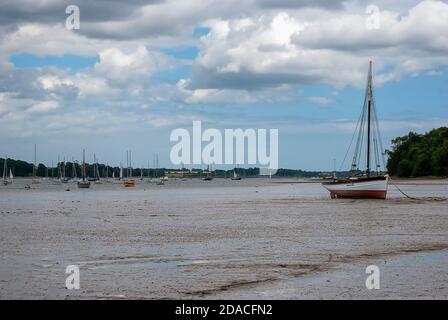 Boats stranded by low tide on the River Orwell at Pin Mill, Suffolk, UK Stock Photo