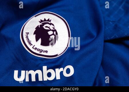 Premier League Lion head logo above Umbro text on a blue football shirt Stock Photo