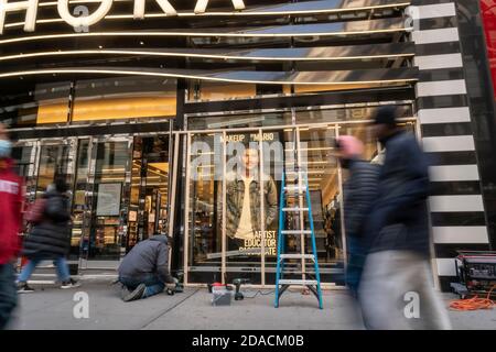 Workers in Midtown Manhattan in New York on Tuesday, November 3, 2020 board up the Sephora store in anticipation of possible civil unrest and looting after the election. (© Richard B. Levine) Stock Photo