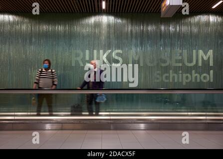 Amsterdam, Holland, 25th September 2020. Travelers wearing protective masks in transit at Schipol airport during the 2020’s COVID-19 pandemic, Amsterdam, Holland, Europe. Credit: Nicholas Tinelli/Alamy Live News. Stock Photo