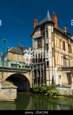 France, Cher (18), Vierzon, Voltaire bridge, old half-timbered house and the Yèvre river Stock Photo