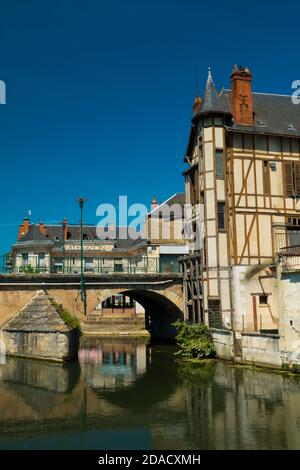France, Cher (18), Vierzon, Voltaire bridge, old half-timbered house and the Yèvre river Stock Photo