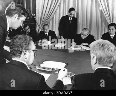 In this photo released by the White House, Ambassador William H. Sullivan (lower right) and Xuan Thuy (upper right) watch as Dr. Henry Kissinger (lower center) and Le Duc Tho (second from upper right) initial the Paris Peace Accords in Paris on Tuesday, January 23, 1973.Mandatory Credit: Robert L. Knudsen/White House via CNP | usage worldwide Stock Photo