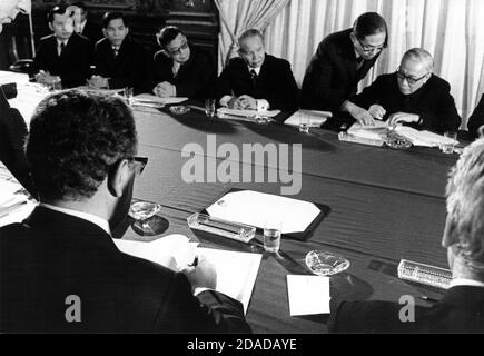 In this photo released by the White House, Le Duc Tho, second from upper right, puts his initials to the cease fire agreement, also known as the Paris Peace Accords, as Dr. Henry Kissinger, lower center, and Ambassador William H. Sullivan, Deputy Assistant Secretary of State for East Asian and Pacific Affairs, lower right, and Xuan Thuy, upper right look on, January 23, 1973.Mandatory Credit: Robert L. Knudsen/White House via CNP | usage worldwide Stock Photo