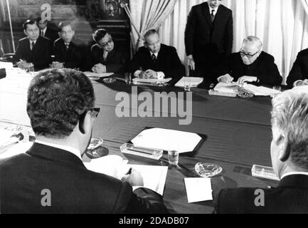 In this photo released by the White House, Dr. Henry Kissinger (lower center) and Le Duc Tho (upper right) initial the Paris Peace Accords in Paris on Tuesday, January 23, 1973. Others photographed include: the Kissinger team, Winston Lord, North Vietnamese negotiators, South Vietnamese Negotiators, unidentified officials.Mandatory Credit: Robert L. Knudsen/White House via CNP | usage worldwide Stock Photo