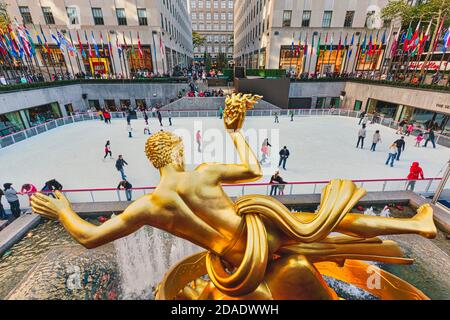 Statue of Prometheus in the lower plaza of the Rockefeller Center, Manhattan, New York, New York State, United States of America. The gilded bronze st Stock Photo