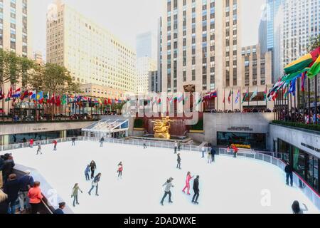 Statue of Prometheus in the lower plaza of the Rockefeller Center, Manhattan, New York, New York State, United States of America. The gilded bronze st Stock Photo