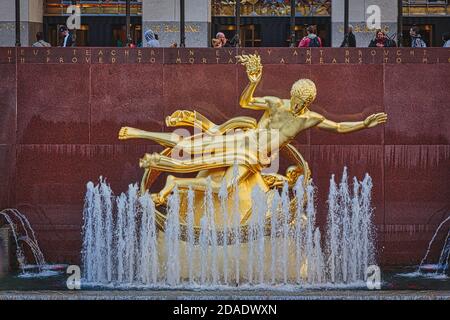 Statue of Prometheus in the lower plaza of the Rockefeller Center, Manhattan, New York, New York State, United States of America. The gilded bronze st Stock Photo