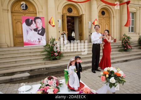 BEIJING, CHINA - JUNE 2006:  With the main wedding ceremonies over and the lunch complete  bride Xie Fei, 25, and groom Fan Dong Rui, 27, entertain their guests before afternoon tea.   Their wedding cost approx 200,000 RMB ( appox 27,000 US dollars) Stock Photo
