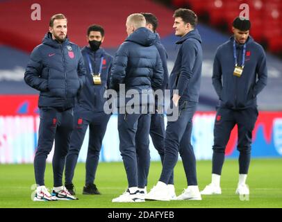 England's Harry Kane (left), Harry Maguire (second right), Jude Bellingham (second left) and team-mates on the pitch before the international friendly at Wembley Stadium, London. Stock Photo