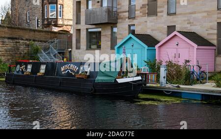 Canal barge and colourful sheds, Fountainbridge, Union Canal, Edinburgh, Scotland, UK Stock Photo