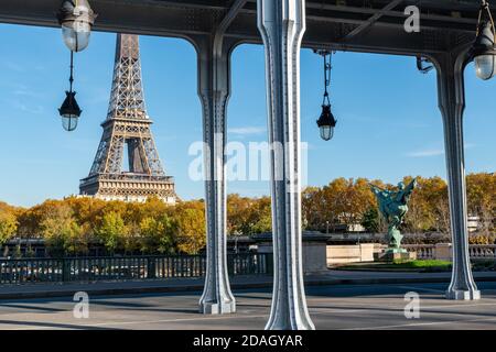 Pont Bir-Hakeim and Eiffel tower in Autumn - Paris Stock Photo